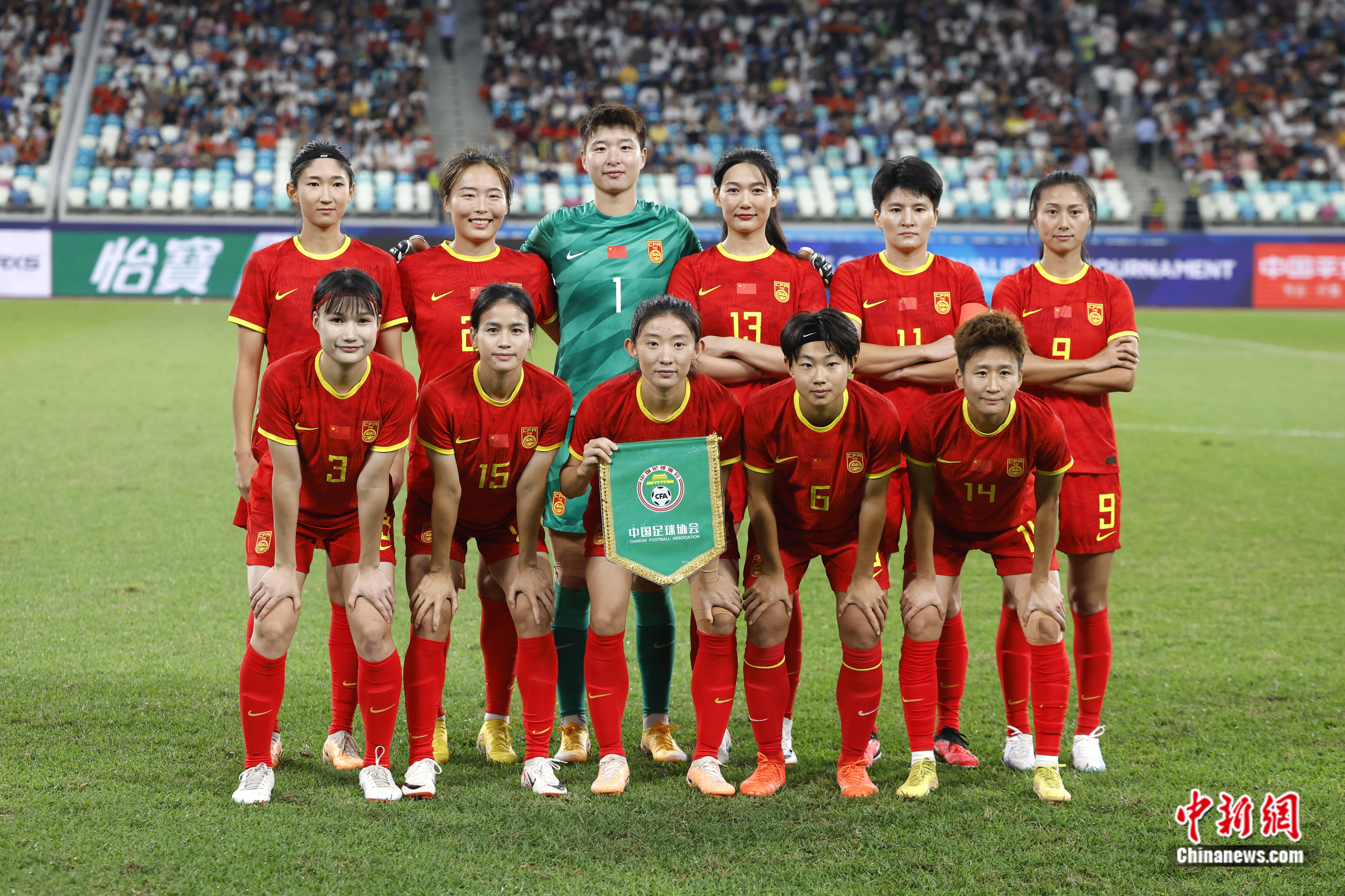 世界女足锦标赛上，中国队取得连冠